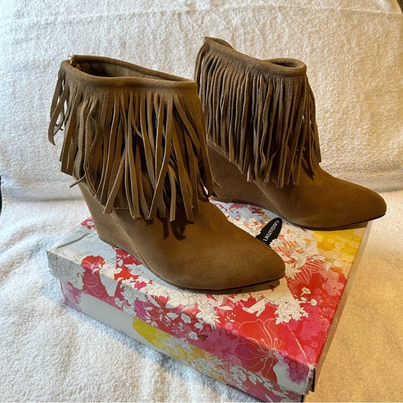 New Chinese Laundry “Artic” wedge ankle fringe bootie, camel suede, size 10 - Picture 3 of 6